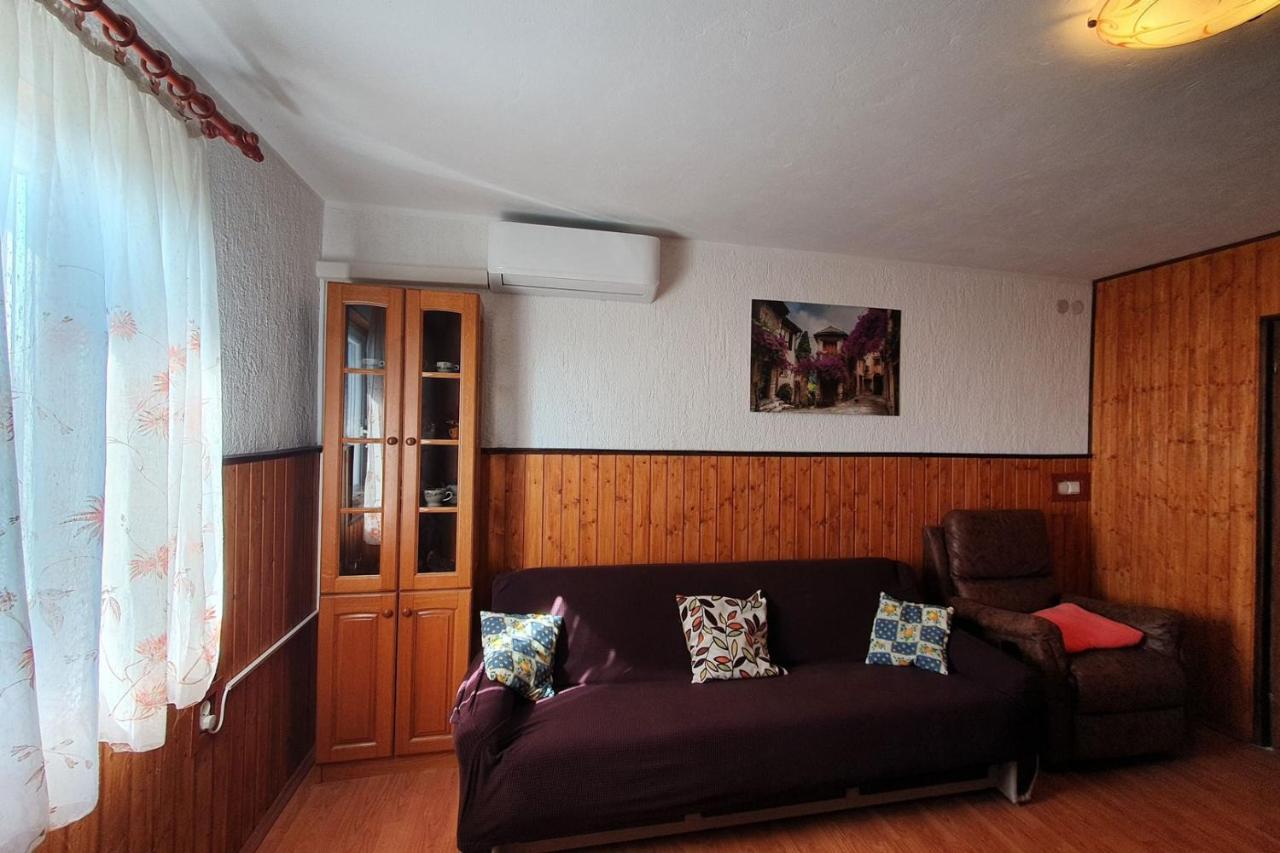 Apartment Mirella For 6 Persons Located In Central Istria Gradinje Exteriér fotografie