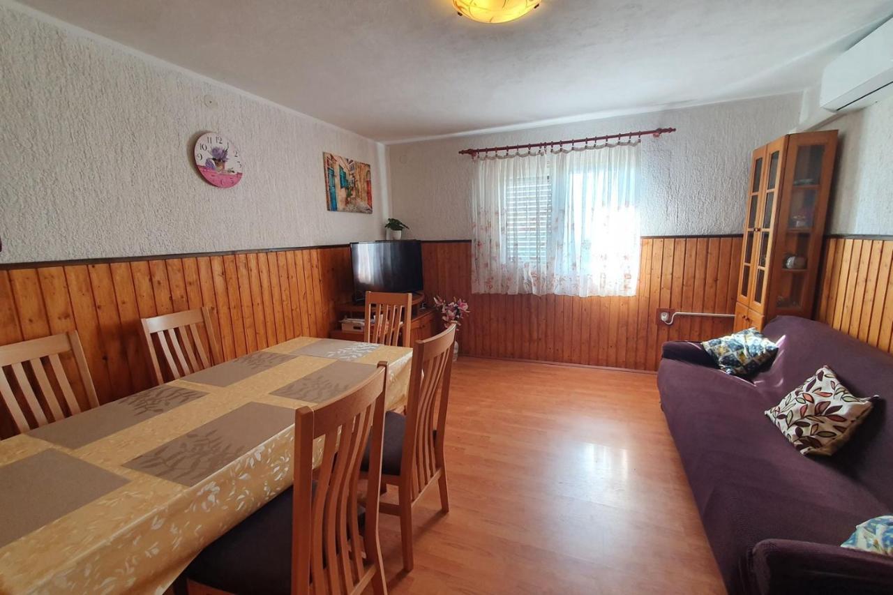 Apartment Mirella For 6 Persons Located In Central Istria Gradinje Exteriér fotografie