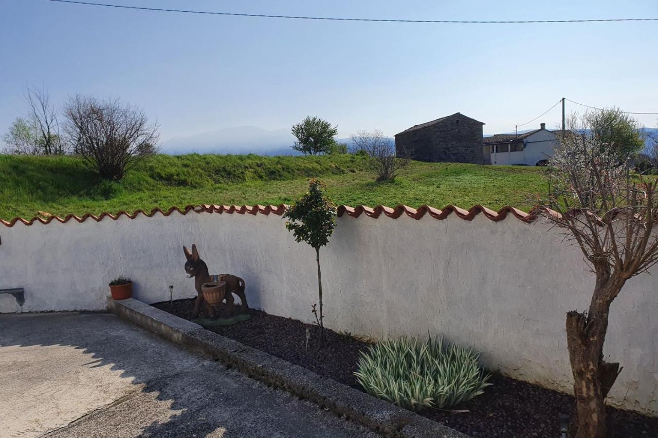 Apartment Mirella For 6 Persons Located In Central Istria Gradinje Exteriér fotografie