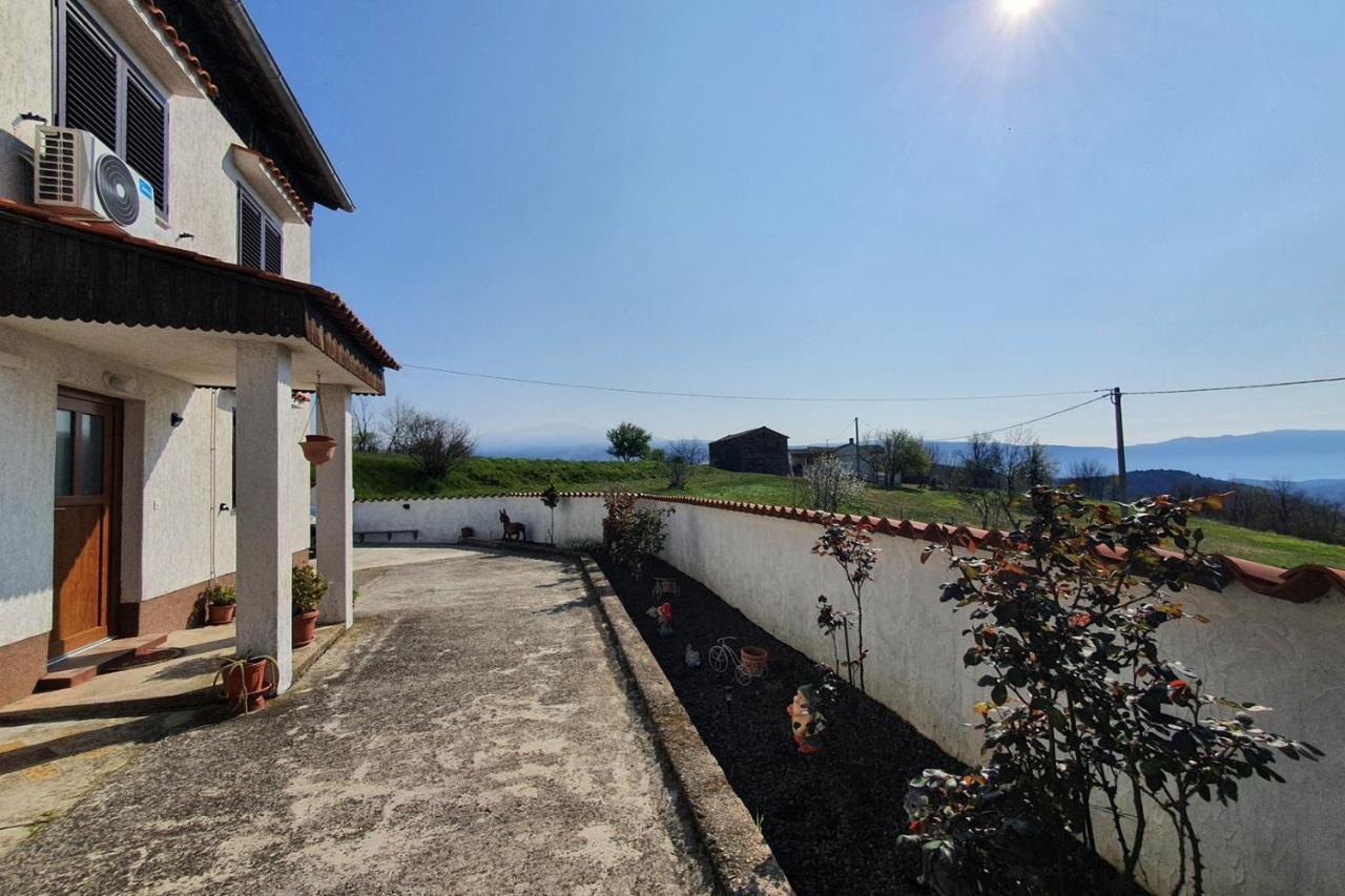 Apartment Mirella For 6 Persons Located In Central Istria Gradinje Exteriér fotografie